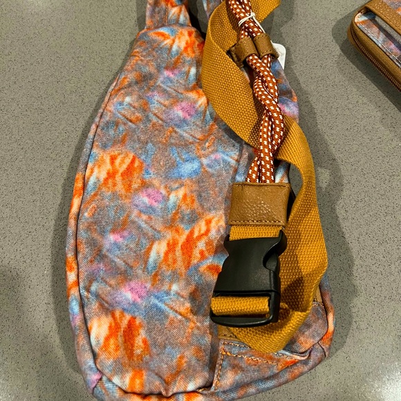 Vintage Style Cross-Body Bag With Matching Wristlet - Picture 10 of 16